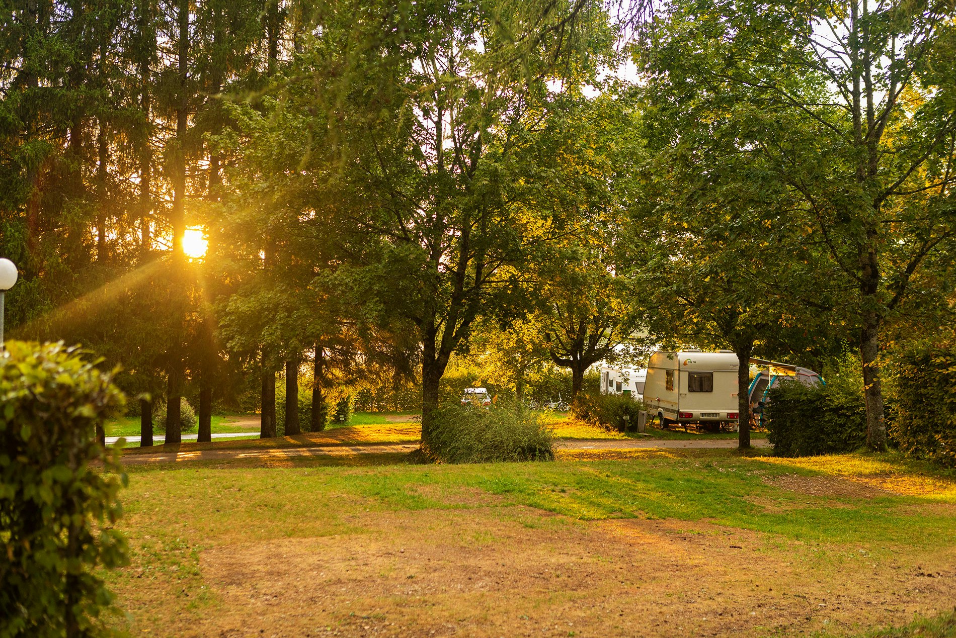 Yelloh! Village Le Fayolan - Wohnmobil- und Wohnwagenstandplätze auf der Wiese