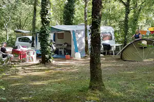 Camping Au Bois Dormant - Zeltplatz im Schatten der Bäume auf dem Campingplatz