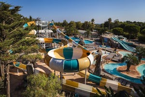 Camping Le Floride & l'Embouchure - Blick auf den Pool vom Campingplatz mit Wasserrutschen