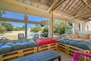 Camping Le Fondespierre - Überdachte Terrasse auf dem Campingplatz