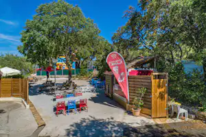 Camping Le Fondespierre - Snackbar mit Terrasse