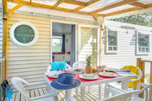 Camping Le Fondespierre - Terrasse eines Ferienhauses