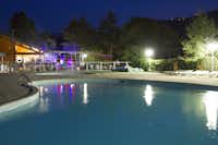 Camping Le Fontarache  -  Poolbereich bei Nacht
