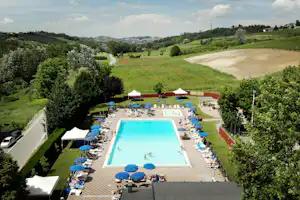 Camping Le Fonti - Swimmingpool vom Campingplatz mit Liegestühlen und Sonnenschirmen