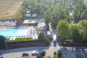 Camping Le Fonti - Vogelperspektive auf den Eingang des Campingplatzes und den Swimmingpool