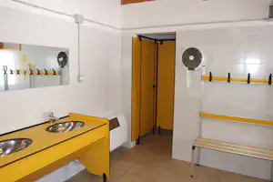 Camping Le Fonti - Innenansicht der sanitären Anlagen auf dem Campingplatz