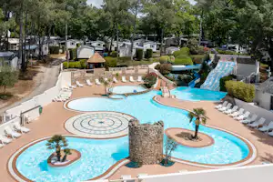 Camping Le Fort Espagnol - Pool mit Liegestühlen auf dem Campingplatz