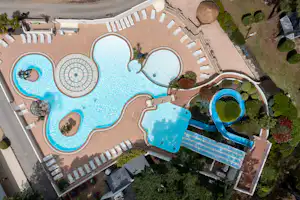 Camping Le Fort Espagnol - Poollandschaft des Campingplatzes aus der Vogelperspektive