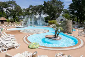 Camping Le Fort Espagnol - Poollandschaft mit Liegestühlen
