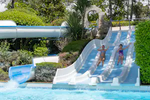 Camping Le Fort Espagnol - Wasserrutschen am Pool