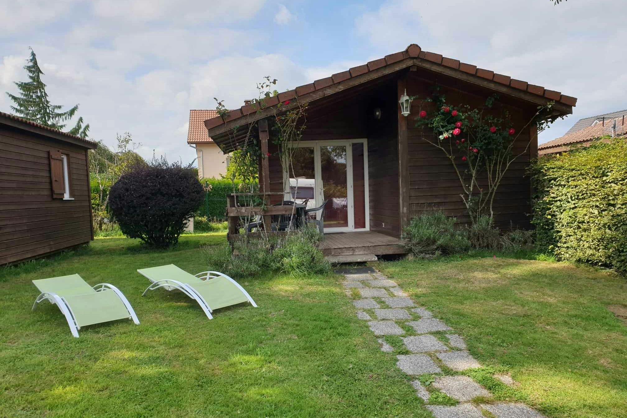 Camping Le Fraiteux  - Mobilheim mit Terrasse auf dem Campingplatz