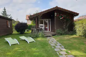 Camping Le Fraiteux - Mobilheim mit Terrasse auf dem Campingplatz