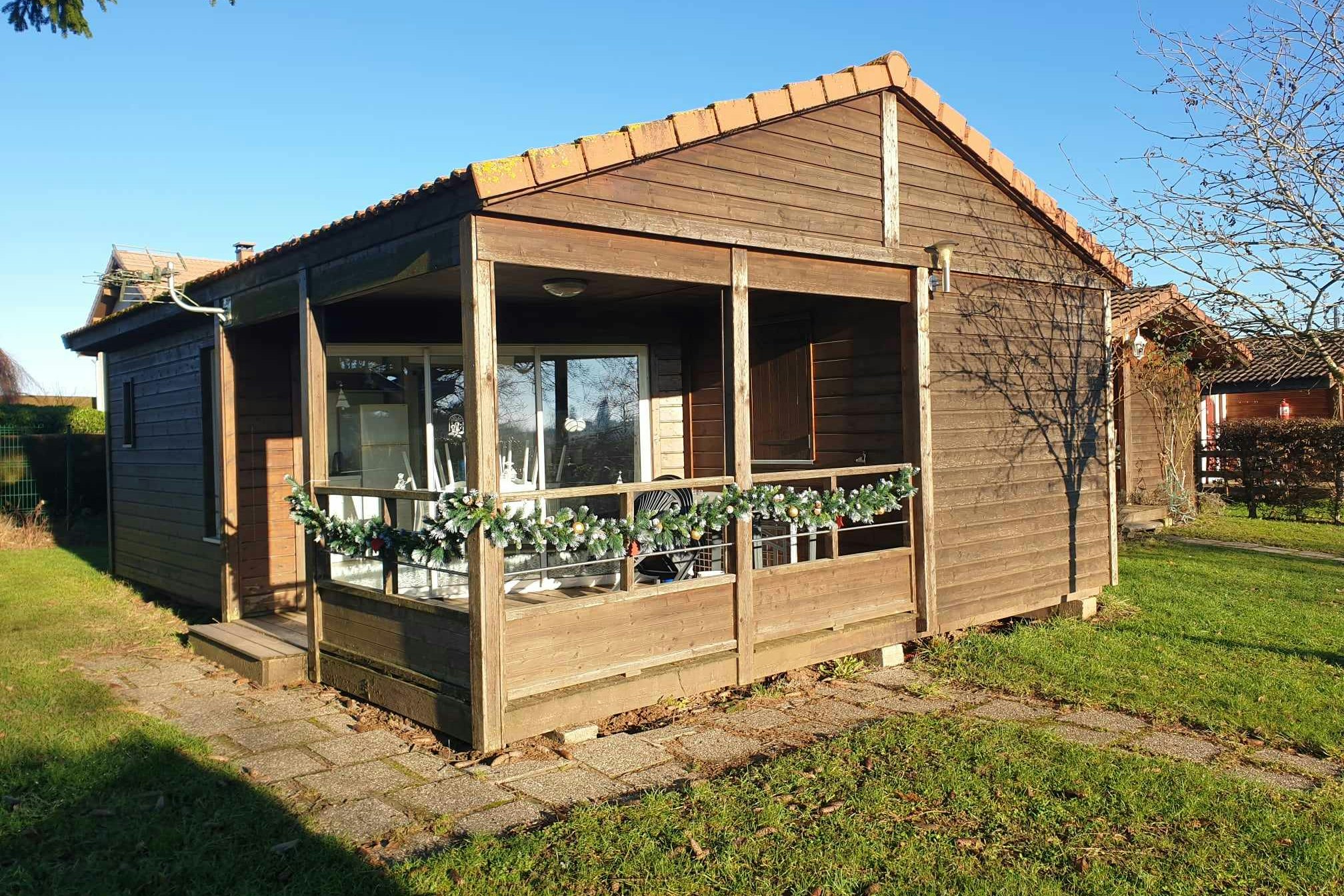 Camping Le Fraiteux  - Mobilheim mit Terrasse auf dem Campingplatz