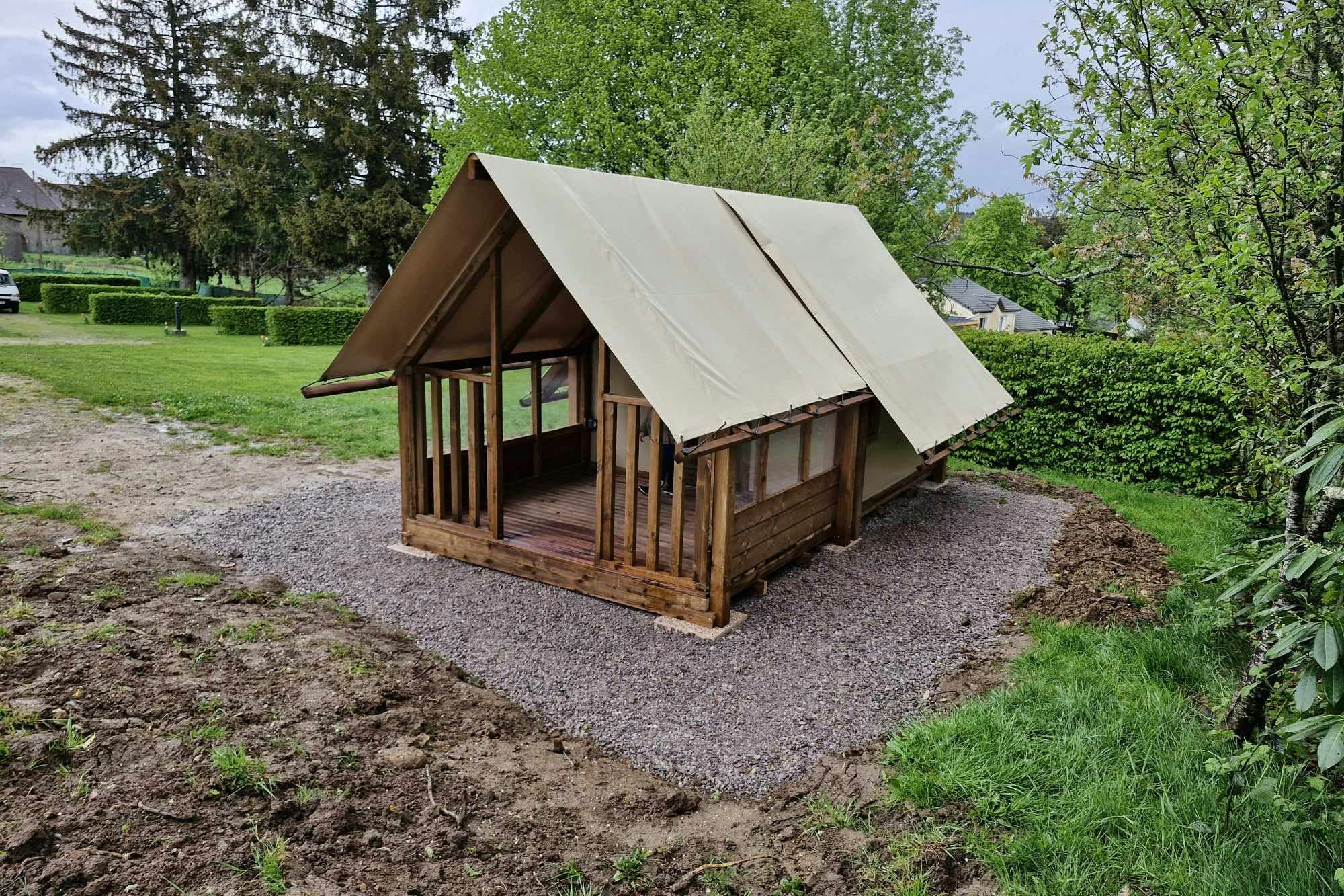 Camping Le Fraiteux - Glamping-Zelt mit kleiner Terrasse auf dem Campingplatz