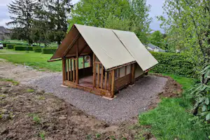 Camping Le Fraiteux - Glamping-Zelt mit kleiner Terrasse auf dem Campingplatz