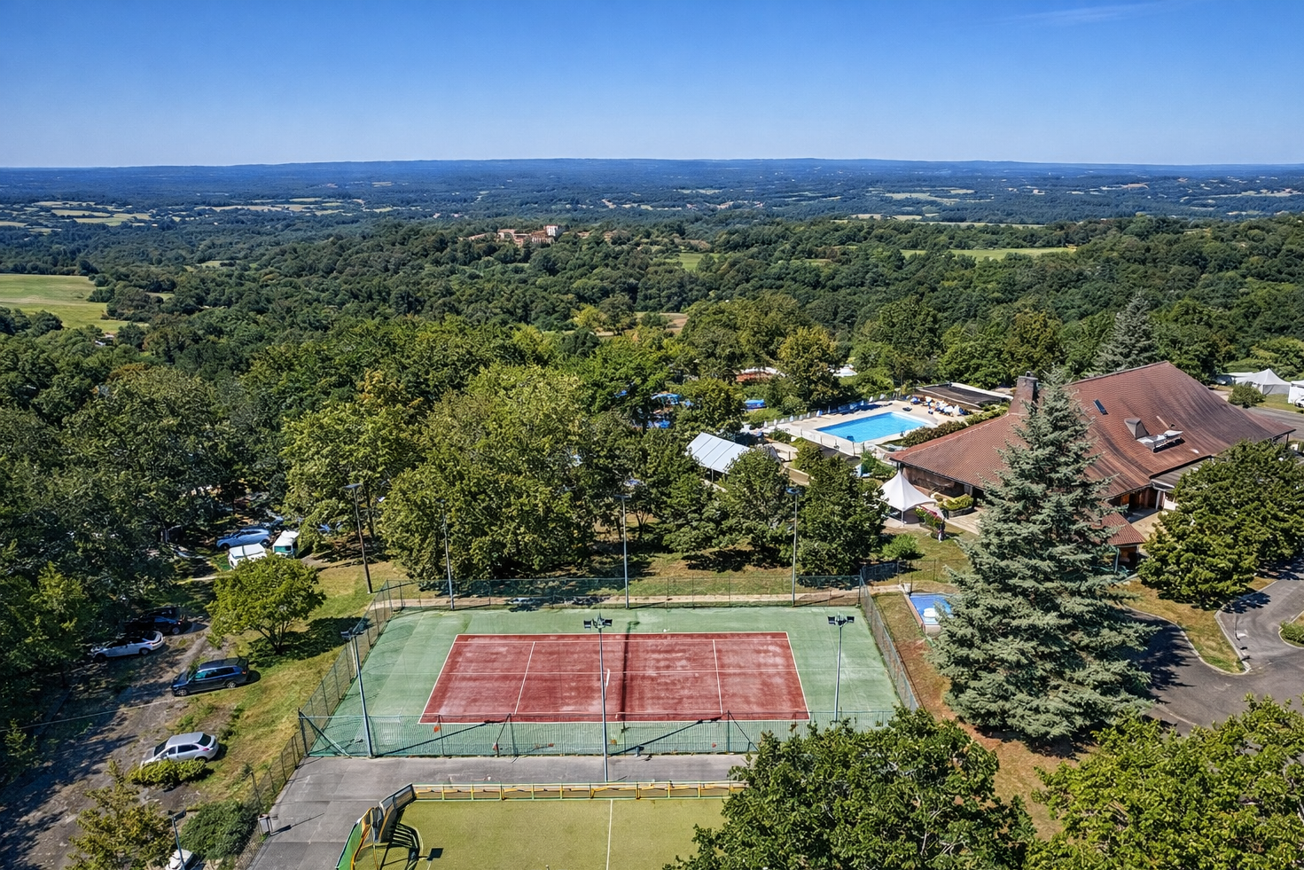 Vacances ULVF - O'Aka  Camping Le Francès  - Luftaufnahme des Campingplatzes mit Sportplatz