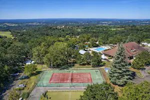 Vacances ULVF - O'Aka Camping Le Francès - Luftaufnahme des Campingplatzes mit Sportplatz
