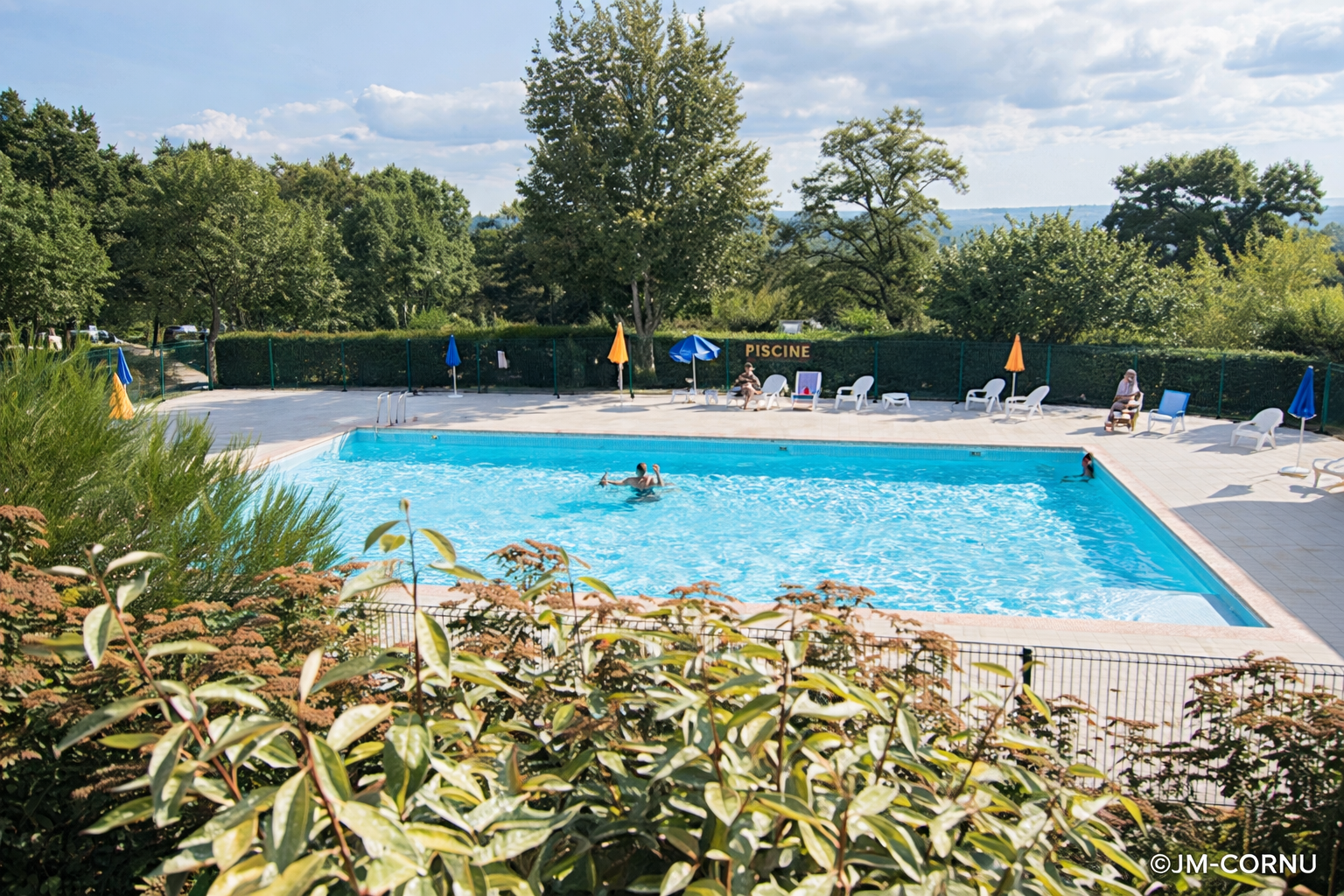 Vacances ULVF - O'Aka  Camping Le Francès  - Pool im Freien mit Liegestühlen und Sonnenschirmen
