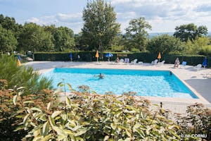 Vacances ULVF - O'Aka Camping Le Francès - Pool im Freien mit Liegestühlen und Sonnenschirmen