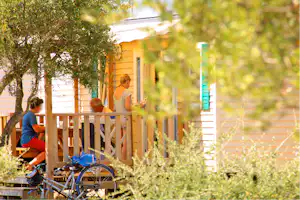 Camping Le Fun - Mobilheim mit Veranda auf dem Campingplatz