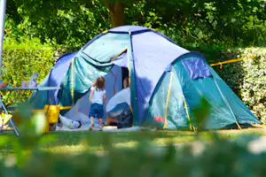 Camping Le Futuriste - Camper am Zelt auf dem Stellplatz vom Campingplatz