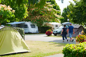 Camping Le Futuriste - Camper auf dem Stellplatz vom Campingplatz im Grünen