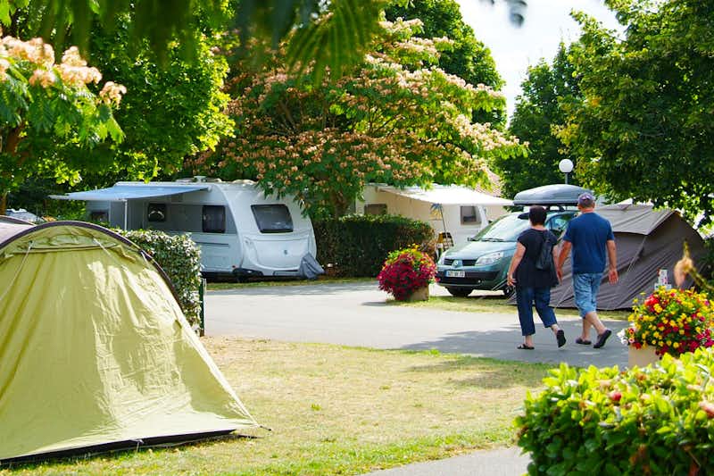 Camping Le Futuriste  -  Camper auf dem Stellplatz vom Campingplatz im Grünen