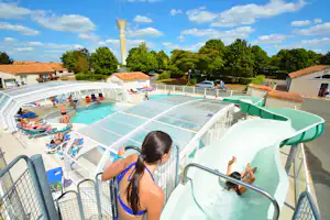 Camping Le Futuriste - Camper auf der Wasserrutsche am Pool vom Campingplatz