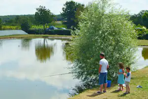 Camping Le Futuriste - Camper beim Angeln am Teich vom Campingplatz