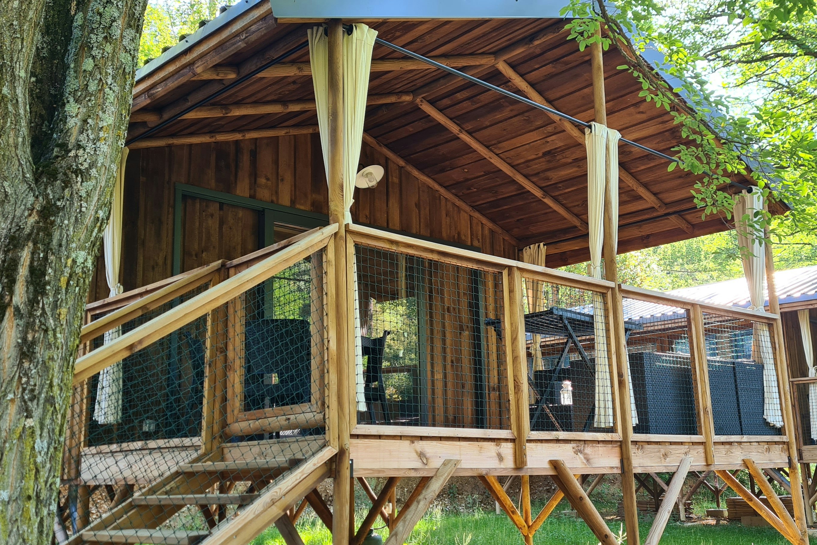 Camping Le Gallo Romain - Außenansicht Mobilheim auf Stelzen