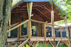 Camping Le Gallo Romain - Außenansicht Mobilheim auf Stelzen