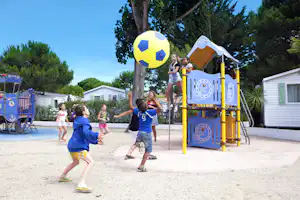Camping le Garden - Kinder spielen auf dem Spielplatz