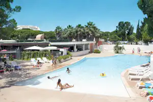 Camping le Garden - Pool mit Liegestühlen und Sonnenschirmen auf dem Campingplatz