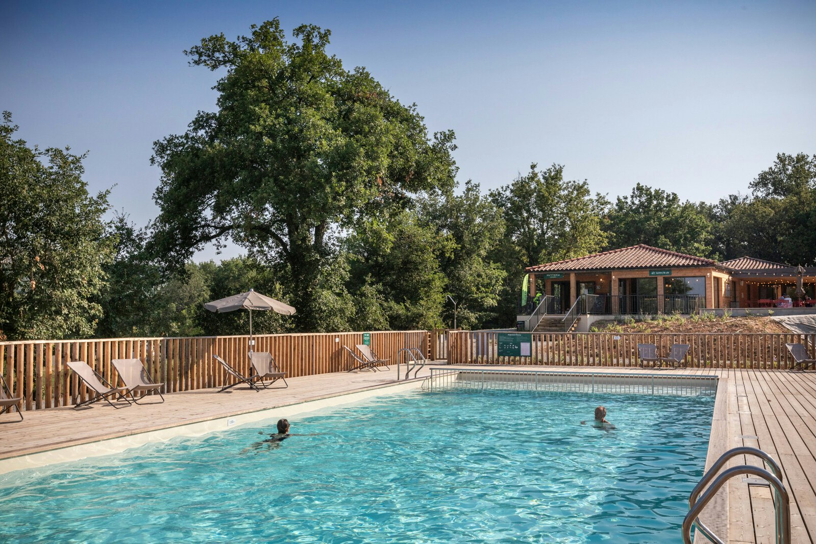 Huttopia Pays de Cordes-sur-Ciel  - Pool im Freien mit Liegestühlen und Sonnenschirmen