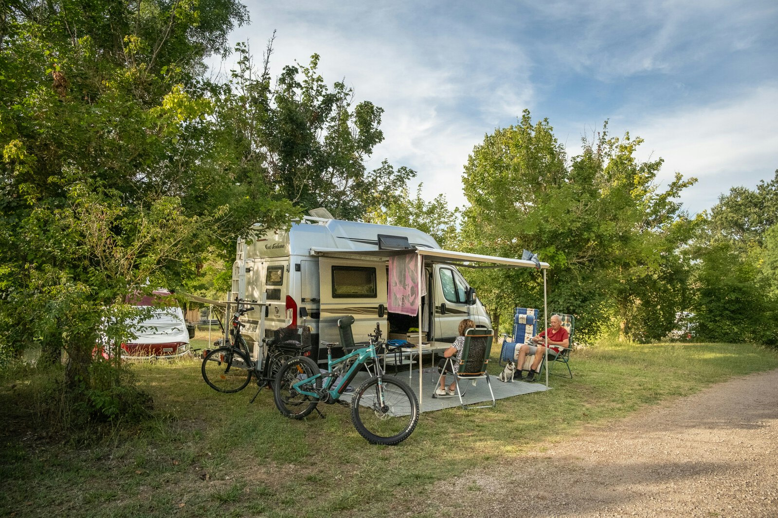 Huttopia Pays de Cordes-sur-Ciel - Standplätze im Grünen auf dem Campingplatz
