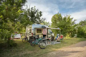Huttopia Pays de Cordes-sur-Ciel - Standplätze im Grünen auf dem Campingplatz
