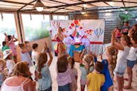 Camping Le Garrigon - Theaterveranstaltung für Kinder vom Kids Club auf dem Campingplatz
