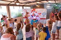 Camping Le Garrigon - Theaterveranstaltung für Kinder vom Kids Club auf dem Campingplatz