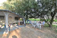 Camping Le Garrigon - Zeltplatz zwischen den Bäumen auf dem Campingplatz