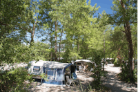 Camping Le Glandasse - Wohnmobil- und  Wohnwagenstellplätze im Schatten der Bäume
