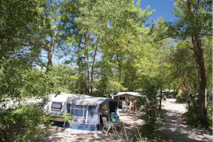 Camping Le Glandasse - Wohnmobil- und Wohnwagenstellplätze im Schatten der Bäume