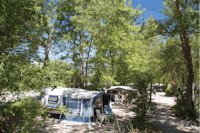 Camping Le Glandasse - Wohnmobil- und  Wohnwagenstellplätze im Schatten der Bäume