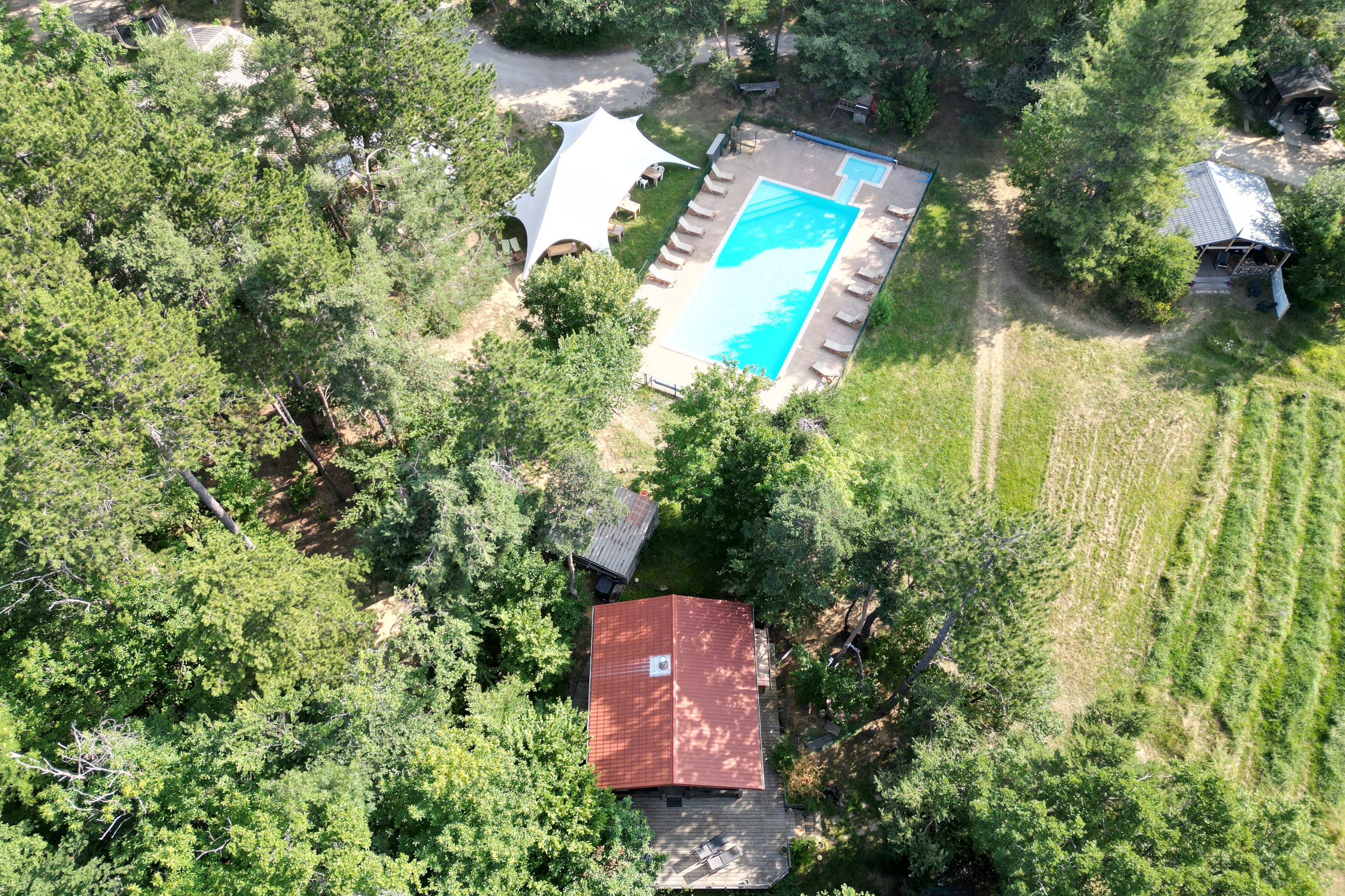L'ermitage du Grand Bois  Camping Le Grand Bois  - Luftaufnahme des Campingplatzes mit Freibad