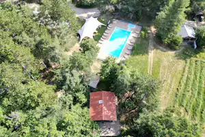 L'ermitage du Grand Bois Camping Le Grand Bois - Luftaufnahme des Campingplatzes mit Freibad