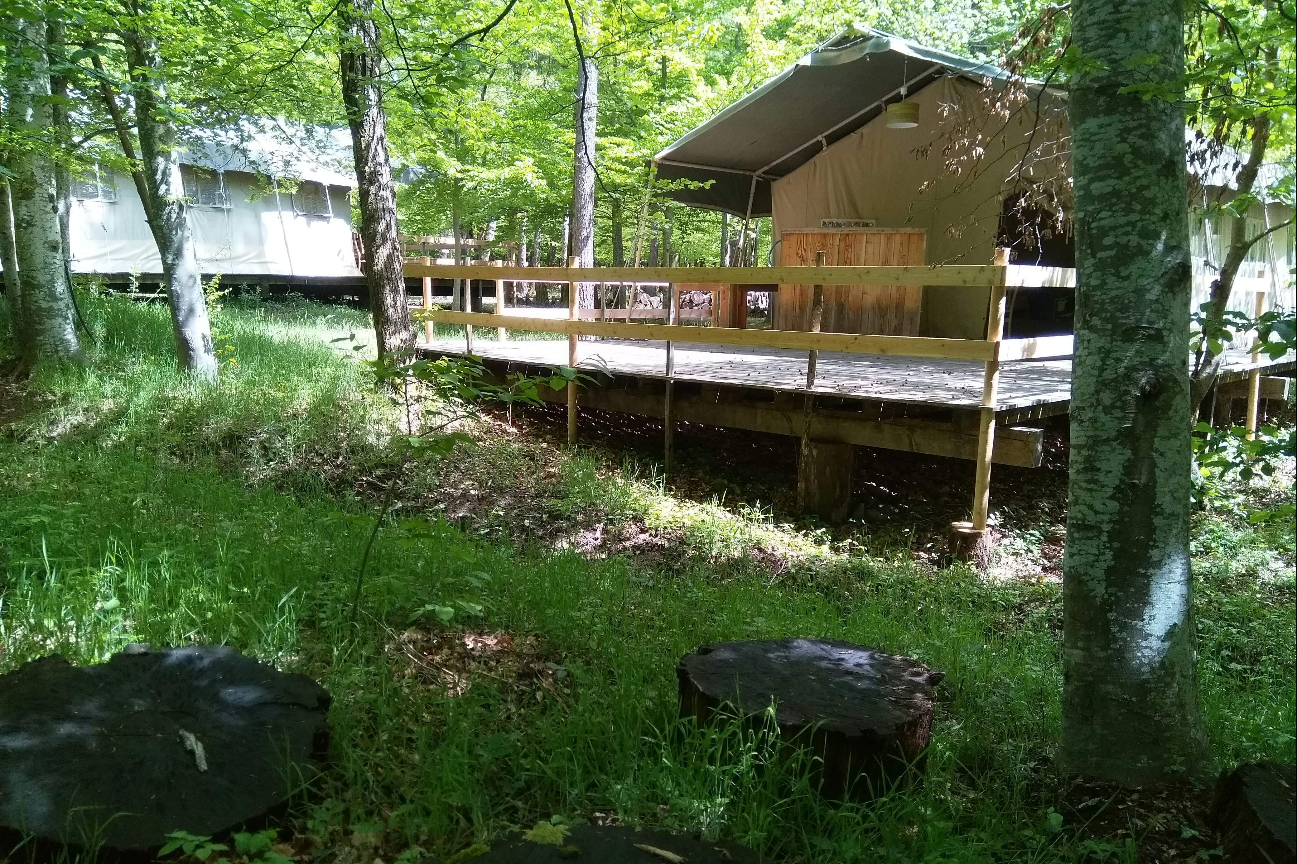 L'ermitage du Grand Bois  Camping Le Grand Bois - Glamping-Zelt umgeben von Wald