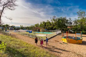 Camping le Grand Cerf - Campingplatz mit Pool, Kindertrampolin und Kinderbecken