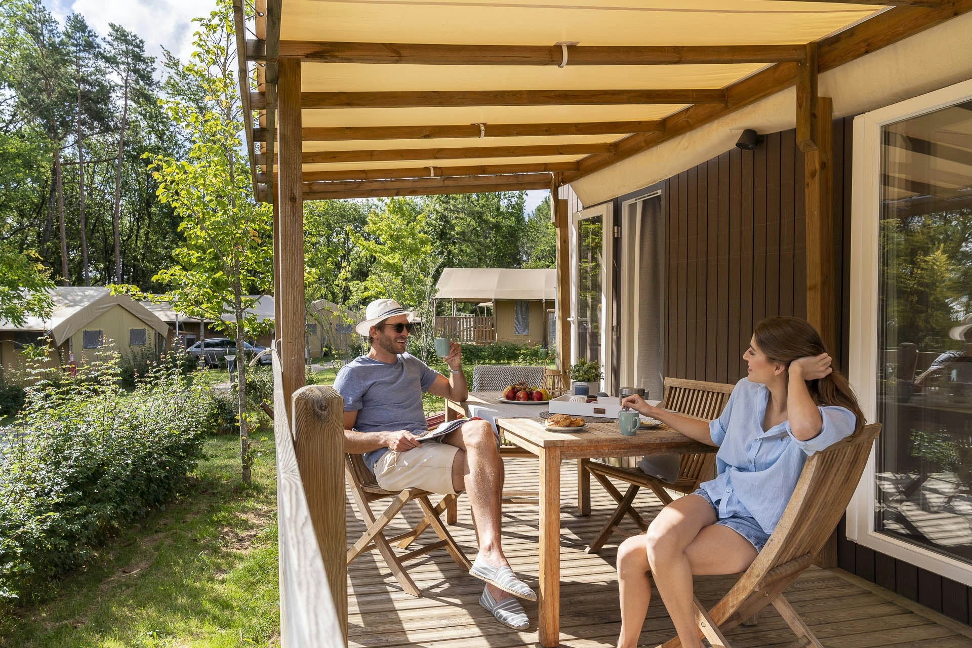 Camping Le Grand Dague - Terrasse eines Mobilheims im Grünen