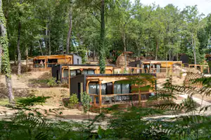 Camping Sandaya Le Grand Dague - moderne Mobilheime im Halbschatten unter Bäumen