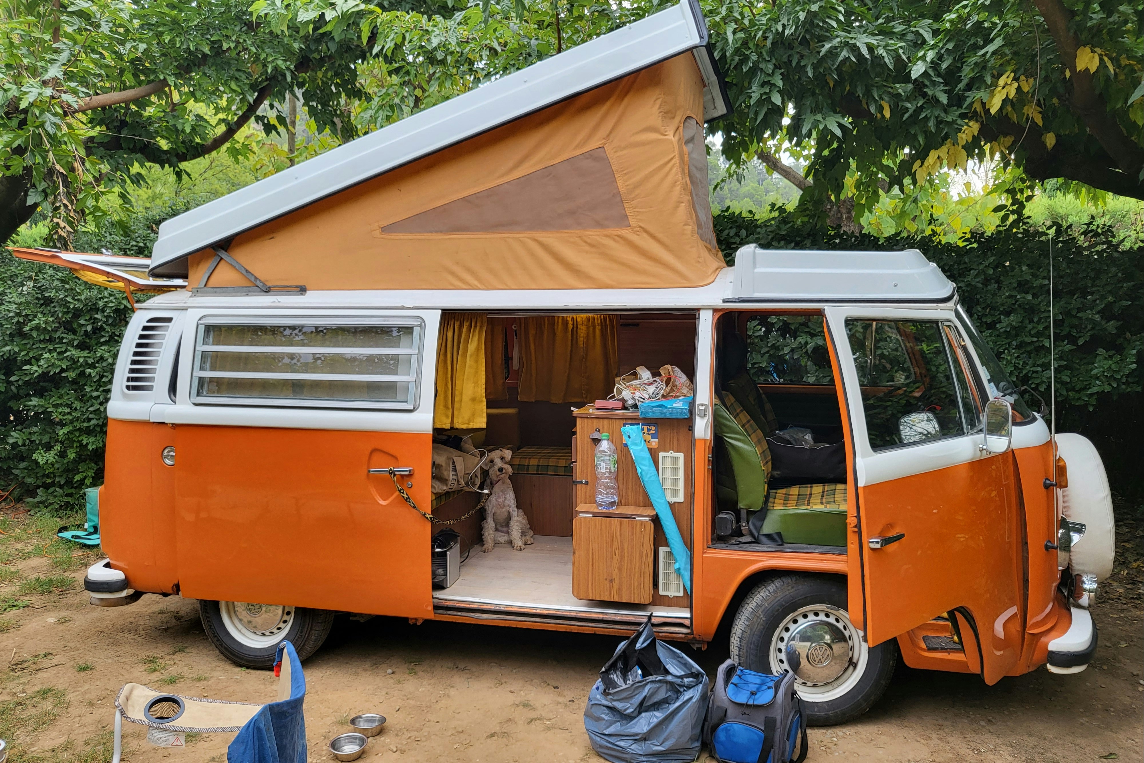 Camping Le Grand Jardin - Ein VW Bulli auf dem Standplatz