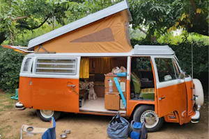 Camping Le Grand Jardin - Ein VW Bulli auf dem Standplatz